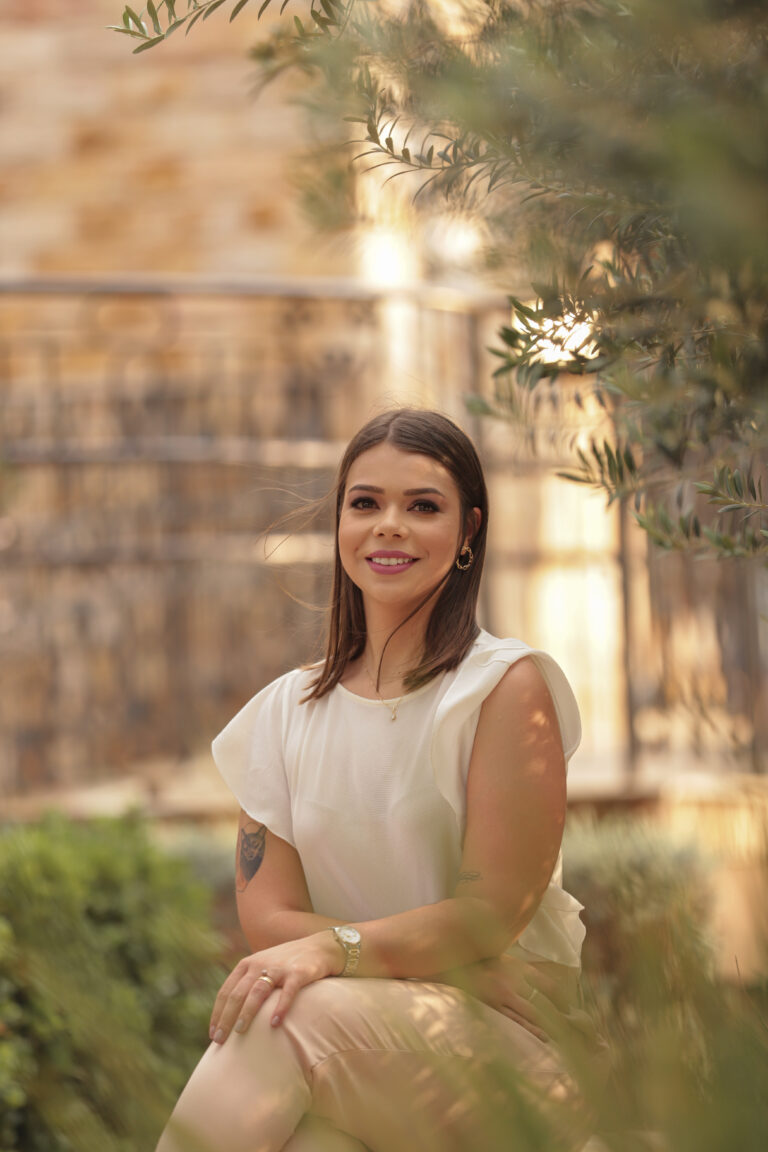 Caroline Skerkoski Gazola, psicologa infanto-juvenil, sorrindo em um ambiente acolhedor